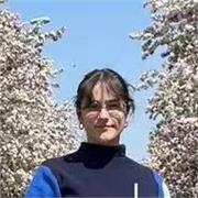 Profesora apasionada y cualificada de español para extranjeros y de inglés, apta para dar clases a estudiantes de cualquier nivel.