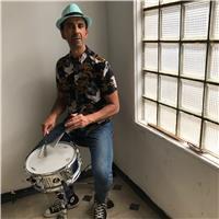 Baterista y Artista Educador realiza clases para niñas, niños y jóvenes