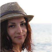 Studentessa universitaria impartisce lezioni a studenti di elementari medie e liceo