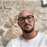 Ciao! Sono Luca, laureato in Fisica Teorica e pronto ad aiutarti se hai difficoltà in fisica o matematica!