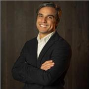 Licenciado en Marketing con experiencia en formación a estudiantes y profesionales. Imparto clases de marketing digital, redes soc