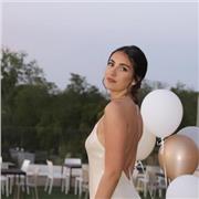 ragazza del liceo che offre ripetizioni ai bimbi dell’elementari