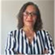 Profesora de Español imparte clases a todas las edades