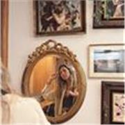 Artista plástica que comparte conocimientos en diversas técnicas y materiales artísticos a niños, adolescentes y adultos