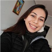 Chica joven y carismática imparte clases por hora a niños de todas las edades, ayuda con la entrega de tareas y demás asignaciones escolares