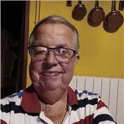 Professeur particulier donne cours de français à des élèves au niveau primaire