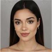 Profesora de Comunicación en Español y ciencias sociales.