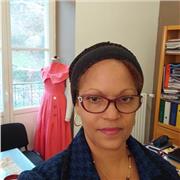Enseignant dans les Métiers de la Mode donne cours de couture