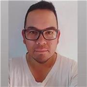 Profesor de español que imparte a alumnos de varias edades