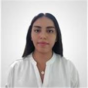 Profesora con enfoque tecnológico y buscando diversión en sus clases