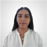 Profesora con enfoque tecnológico y buscando diversión en sus clases