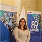 Profesora de inglés imparte clases a niños