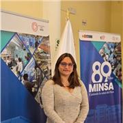Profesora de inglés imparte clases a niños