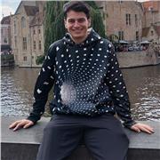 Profesor estudiante de máster licenciado en física que imparte clases para ayudar a las nuevas generaciones