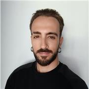 Titulado en artes gráficas y plásticas de diseño, comunicación y gráfica publicitaria.