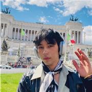 Soy u. Profesor joven recién graduado del grado de lingüística con enfoque en enseñanza y puedo dar clases de inglés, italiano, francés y español para extranjeros desde nivel A1 a un nivel B2