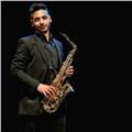 Laureato in saxofono offre lezioni di saxofono, solfeggio e teoria musicale