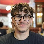 Professeur à domicile qui donne un soutient scolaire et une aide au devoirs aux élèves qui en ont besoin.