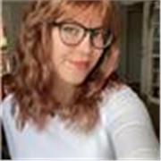 Estudiante universitaria da clases de inglés, gramática y speaking