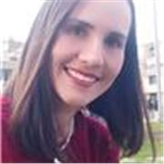 La profesora imparte clases a niños de todas las edades