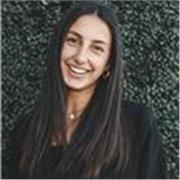 Insegnante di inglese, con 5 anni di studi negli Stati Uniti e due lauree conseguite, offre lezioni personalizzate online.