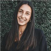 Insegnante di inglese, con 5 anni di studi negli Stati Uniti e due lauree conseguite, offre lezioni personalizzate online.