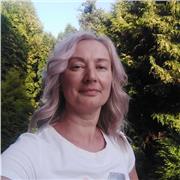 Insegnante e traduttrice offre lezioni di francese (anche per la preparazione all'esame DELF-DALF). Mette a disposizione l'accesso gratuito alla piattaforma Espace virtuel contente libri interattivi e materiali multimediali, per un insegnamento efficacie