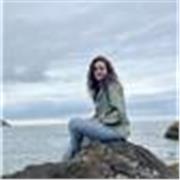 Graduada en comunicación. Profesora de teatro y canto para niños y adolescentes.