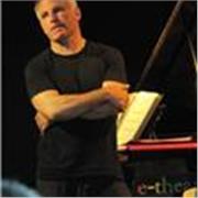 Pianista compositore impartisce lezioni di improvvisazione jazz