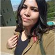 Profesor de inglés dicta clases a chicos de educación básica