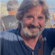 Profesor de pintura, escultura y dibujo titulado por la Escuela Nacional Superior Bellas, Artes de París, con amplia experiencia.