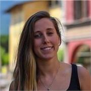 Studentessa magistrale di lingue impartisce lezioni di spagnolo
