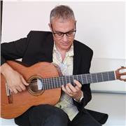 Se imparten clases de guitarra A TODOS LOS NIVELES, A TODAS LAS EDADES (a partir de los 7 años). Iniciación, grado medio, avanzado y perfeccionamiento. Guitarra clásica, guitarra latino-americana y brasileña, guitarra eléctrica, acústica, rock, folk y blu