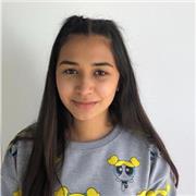 Profesora de inglés imparte clases a niños