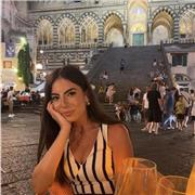 Dottoressa impartisce lezioni per sviluppare l'abilità di lettura e di speaking in italiano