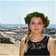 Laureata in design impartisce lezioni di disegno tecnico, storia dell'arte, elaborazioni grafice per studenti di medie e liceo
