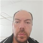 Entrenador de fútbol con más de 26 años de experiencia.