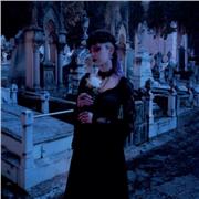 Matriculada en un Grado Superior de Diseño Gráfico, con estilo alternativo, contemporáneo, juvenil y creativo!