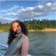 Studentessa con IELTS 8.0 e Cambridge C1, appena rientrata da un semestre in Canada, offre lezioni di inglese, conversazione e pre