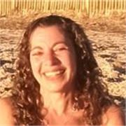 Professeur de mathématiques avéré.
Chef de projet en informatique et dotée d'une licence de mathématiques