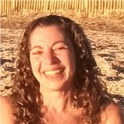Professeur de mathématiques avéré.
Chef de projet en informatique et dotée d'une licence de mathématiques