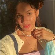 Maestra de Arte y manualidades ofrece aprendizaje en niños de primaria