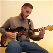 Laureto in chitarra jazz al conservatorio di Salerno, da lezioni e ripetizioni di: chitarra moderna, teoria della musica, storia della musica, storia e filosofia. Anche in presenza