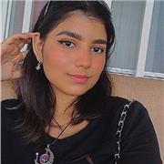 Estudiante universitaria imparte clases de refuerzo de matemáticas a jóvenes de primaria y secundaria