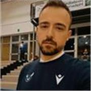 Studente in Storia e scienze sociali impartisce lezioni private a studenti di scuola secondaria