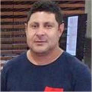 Profesor que imparte clases a niños, jovenes y adultos