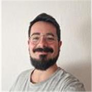 Profesor titulado en Periodismo con experiencia en oratoria, redacción y comunicación.