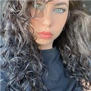 Diplomata in lingue, impartisce lezioni di inglese a tutti i livelli