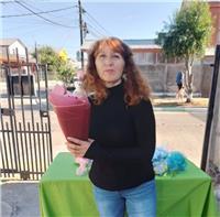 Emprendedora autodidacta enseña a hacer flores y rosas eternas