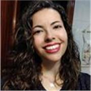 Graduada en historia y maestra de primaria, especialista en educación física. 